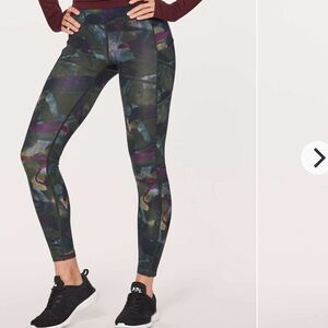 Lululemon Speed Up Tight (Full-On Luxtreme 28")
Aura Dark Chrome Multi